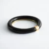 Armreif aus Metall und Harz