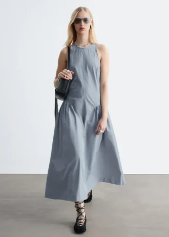 ausgestelltes midikleid 1 2 330x462 - Ausgestelltes Midikleid
