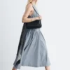 Ausgestelltes Midikleid