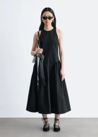 Ausgestelltes Midikleid