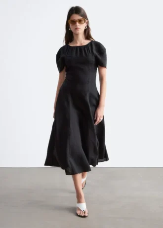 Ausgestelltes Midikleid aus Leinen