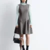 Ausgestelltes Minikleid aus Wolle