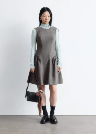 Ausgestelltes Minikleid aus Wolle