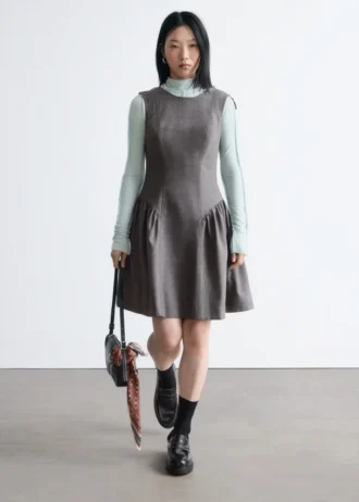Ausgestelltes Minikleid aus Wolle