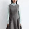 Ausgestelltes Minikleid aus Wolle