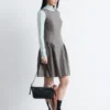 Ausgestelltes Minikleid aus Wolle
