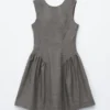 Ausgestelltes Minikleid aus Wolle