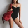 Badeanzug mit kontrastierenden Rippenbündchen