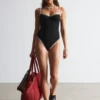 Badeanzug mit kontrastierenden Rippenbündchen