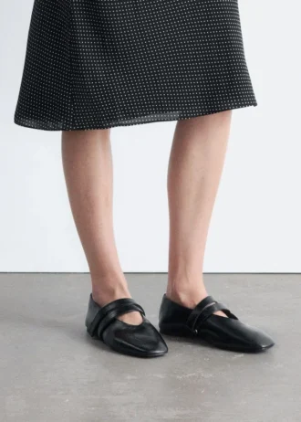 Ballerinas mit gekreuzten Riemen