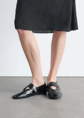 Ballerinas mit gekreuzten Riemen