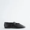 Ballerinas mit gekreuzten Riemen