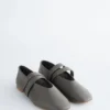 Ballerinas mit gekreuzten Riemen