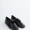 Ballerinas mit gekreuzten Riemen