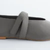 Ballerinas mit gekreuzten Riemen