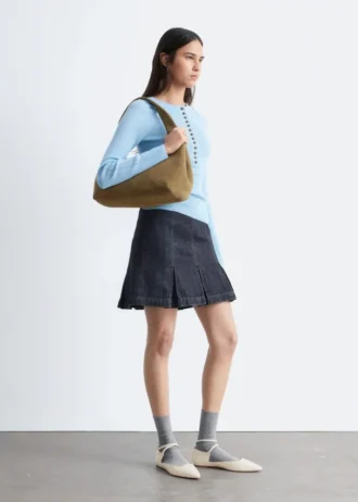 Ballerinas mit gekreuzten Riemen aus Leder