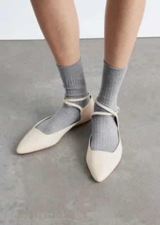 Ballerinas mit gekreuzten Riemen aus Leder