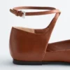 Ballerinas mit gekreuzten Riemen aus Leder