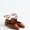 Ballerinas mit gekreuzten Riemen aus Leder