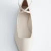 Ballerinas mit gekreuzten Riemen aus Leder