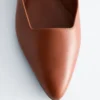 Ballerinas mit gekreuzten Riemen aus Leder