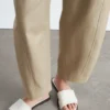Leder-Pantoletten mit Metallverzierung