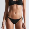 Bikini-Slip mit seitlichen Bändern Bikini-Slip mit seitlichen Bändern