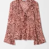Bluse mit V-Ausschnitt und Rüschen