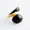 Doppelt gedrehter, skulpturaler Ring