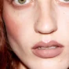 Leicht bräunlicher Lipgloss für die Lippen