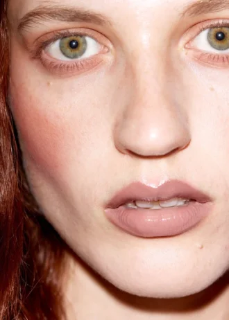 Leicht bräunlicher Lipgloss für die Lippen