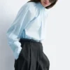 Geraffte Bluse mit Stehkragen