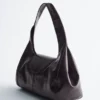 Geschwungene Leder-Schultertasche
