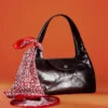 Geschwungene Leder-Schultertasche