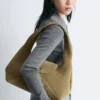 Geschwungene Schultertasche