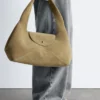 Geschwungene Schultertasche