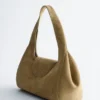 Geschwungene Schultertasche