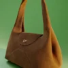Geschwungene Schultertasche