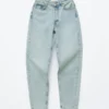 High-Waist-Jeans mit schmal zulaufendem Bein