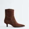 Kitten-Heel-Stiefel aus Wildleder