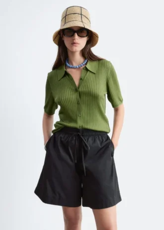 Kniekurze Shorts mit Kordelzug