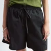 Kniekurze Shorts mit Kordelzug