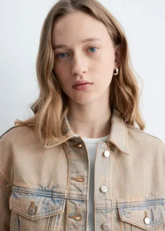 Kurze, überfärbte Jeansjacke