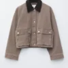 Kurze Jeansjacke mit Cordkragen