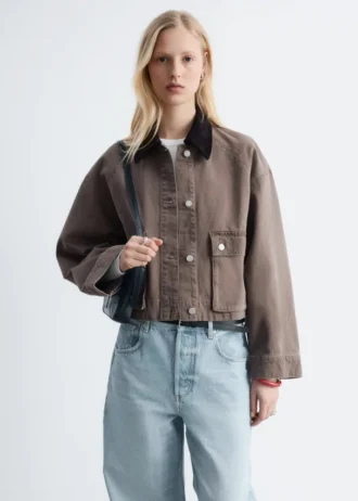 Kurze Jeansjacke mit Cordkragen