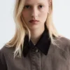 Kurze Jeansjacke mit Cordkragen