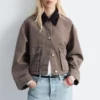 Kurze Jeansjacke mit Cordkragen