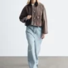 Kurze Jeansjacke mit Cordkragen
