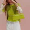 Schlanke Schultertasche