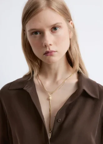 Lariat-Halskette mit Knotendetail